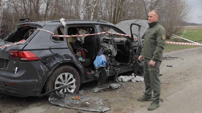 Russians shot an entire family in the car near Makariv…