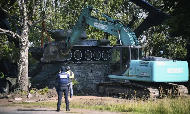 Estonian authorities have removed a Soviet-era tank from its pedestal&hellip;